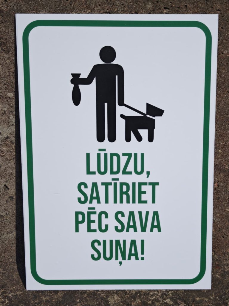 Satīriet aiz sava suņa zīme