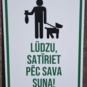 Satīriet aiz sava suņa zīme