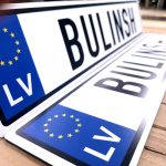 auto numurzime ar vardu 44x11cm