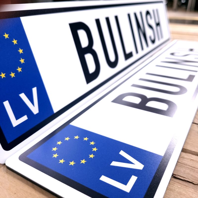 auto numurzime ar vardu 44x11cm