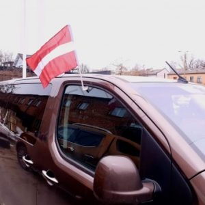 Auto karodziņš Latvijas karogs