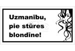 Norāde "Uzmanību, pie stūres blondīne"