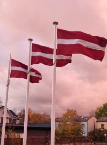 stiklskiedras karoga masts ar auklu ārpusē