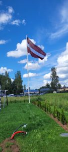 Karoga mastu uzstādīšana.