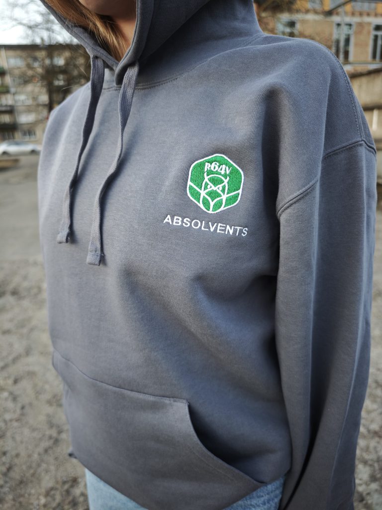 dzemperis ar kapuci un 64 vsk logo